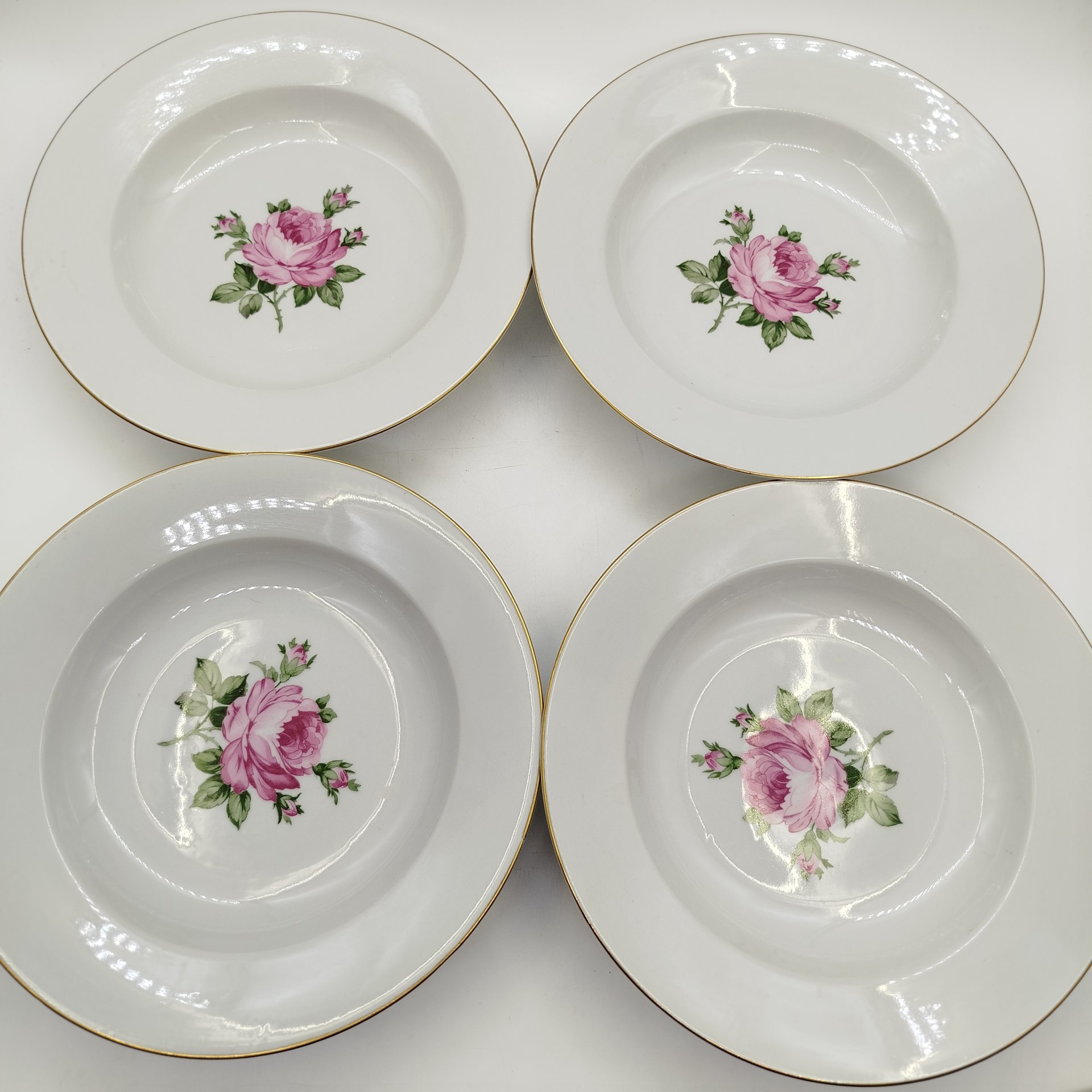 Набор из 4-х суповых тарелок, украшенных изображением розы