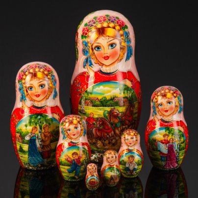 Матрешка "Летняя тройка" (7 мест), автор росписи С.А. Лонченкова, дерево, лак, роспись, золочение, Российская Федерация, 2025 г.