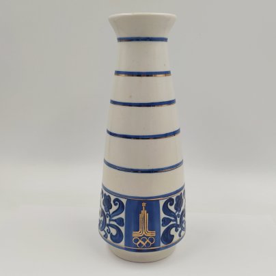 Ваза с растительным декором и олимпийской символикой, фарфор, роспись, золочение, Бронницкий завод фарфоровых изделий «Возрождение», СССР, 1980 г.