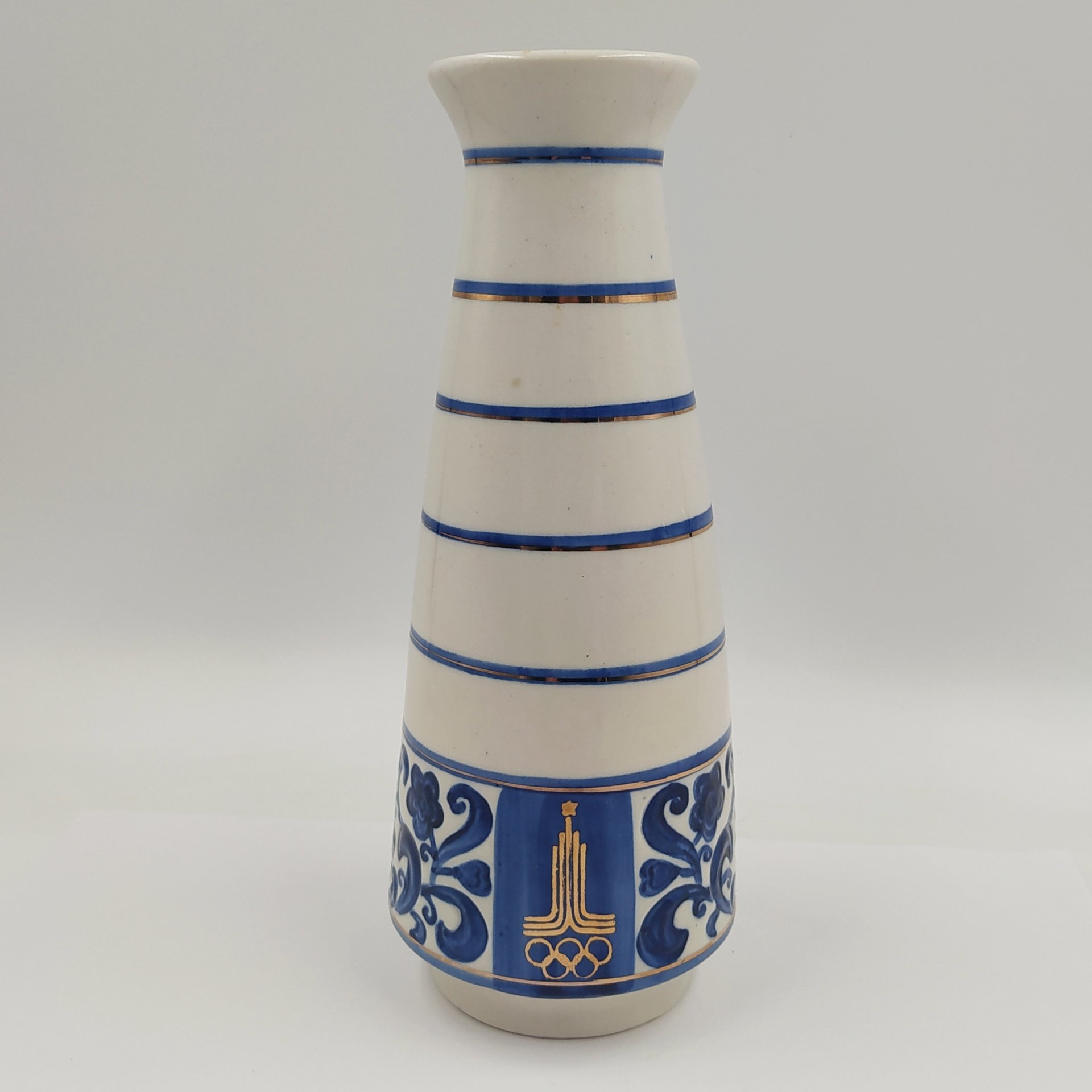 Ваза с растительным декором и олимпийской символикой, фарфор, роспись, золочение, Бронницкий завод фарфоровых изделий «Возрождение», СССР, 1980 г.