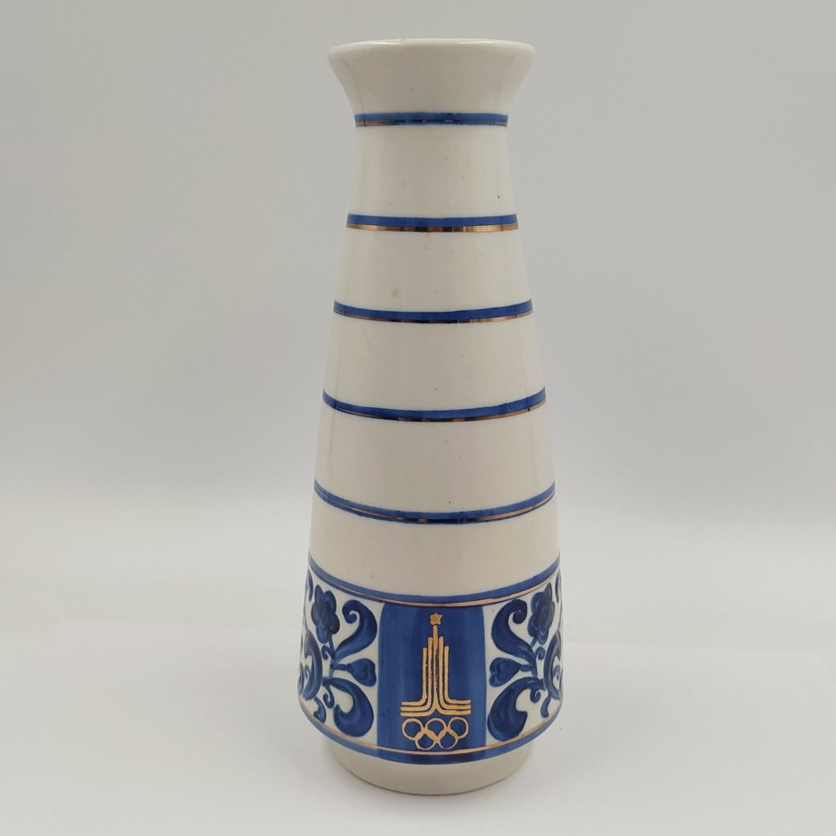 Ваза с растительным декором и олимпийской символикой, фарфор, роспись, золочение, Бронницкий завод фарфоровых изделий «Возрождение», СССР, 1980 г.