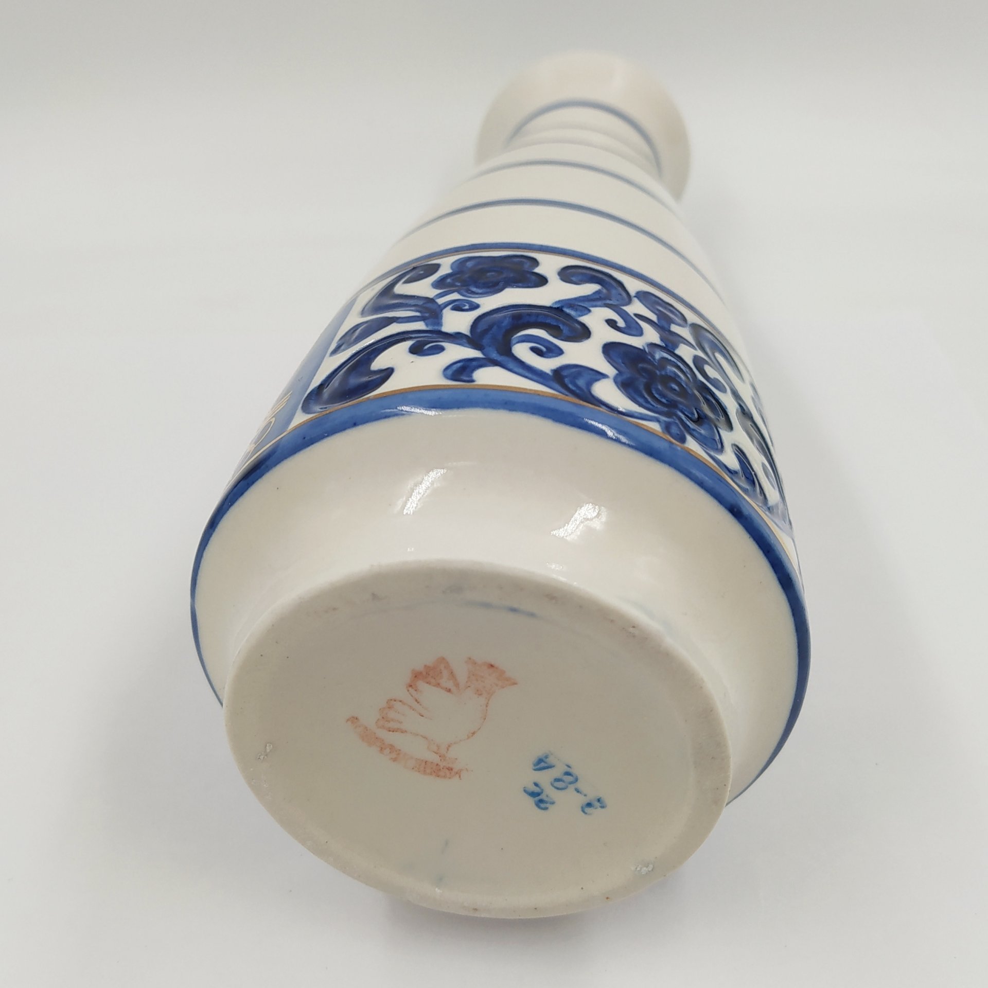 Ваза с растительным декором и олимпийской символикой, фарфор, роспись, золочение, Бронницкий завод фарфоровых изделий «Возрождение», СССР, 1980 г.