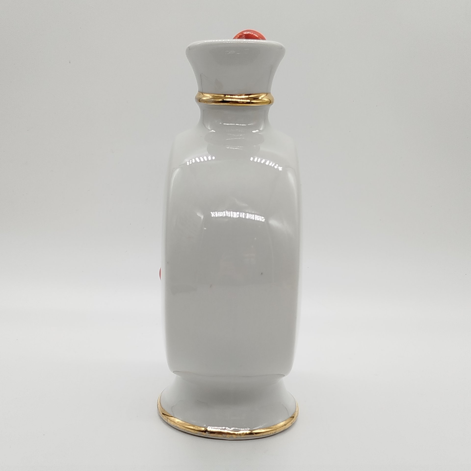 Штоф "Вишня", автор формы Э.М. Криммер, Ленинградский фарфоровый завод (ЛФЗ)