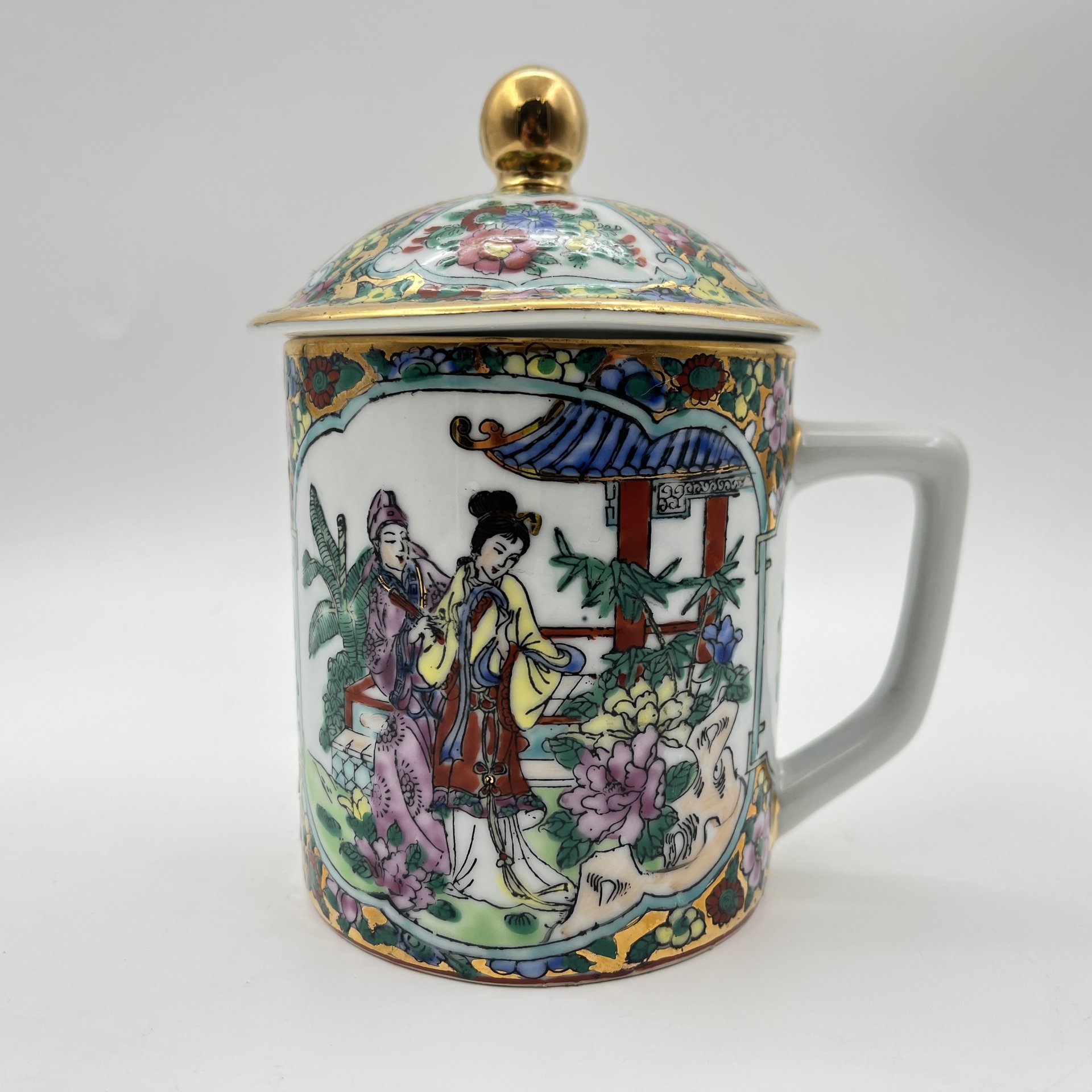 Чашка (бокал) с крышкой для заваривания чая "Знакомство в саду", фарфор, деколь, подрисовка, золочение, Китай, 1960-1980 гг.