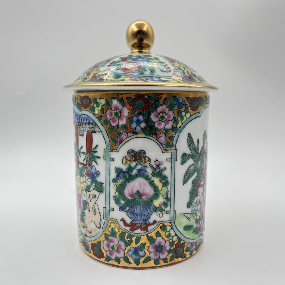 Чашка (бокал) с крышкой для заваривания чая "Знакомство в саду", фарфор, деколь, подрисовка, золочение, Китай, 1960-1980 гг.