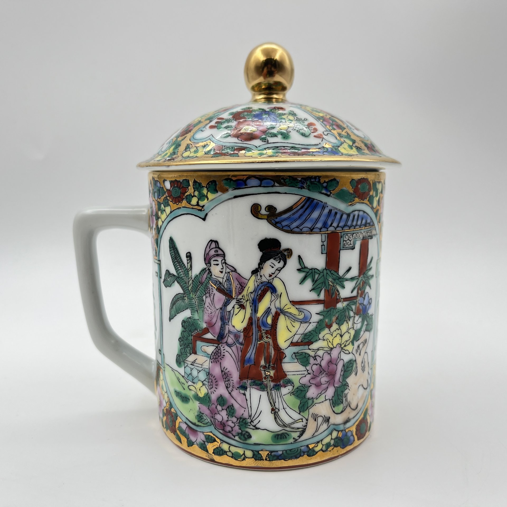 Чашка (бокал) с крышкой для заваривания чая "Знакомство в саду", фарфор, деколь, подрисовка, золочение, Китай, 1960-1980 гг.