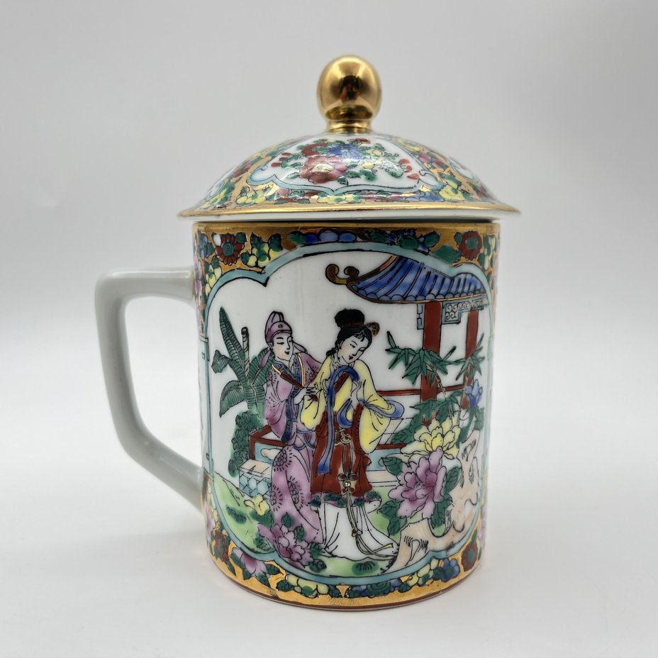 Чашка (бокал) с крышкой для заваривания чая "Знакомство в саду", фарфор, деколь, подрисовка, золочение, Китай, 1960-1980 гг.