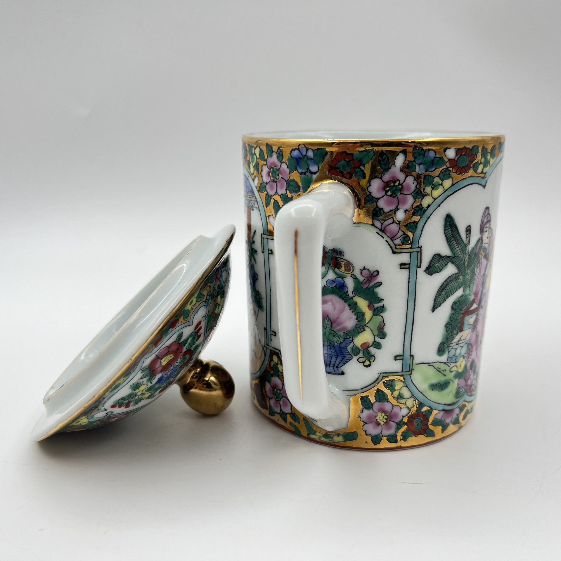 Чашка (бокал) с крышкой для заваривания чая "Знакомство в саду", фарфор, деколь, подрисовка, золочение, Китай, 1960-1980 гг.