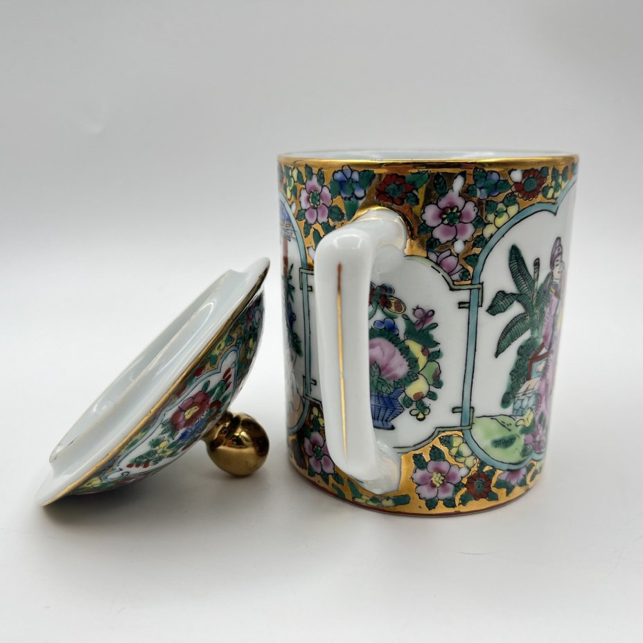 Чашка (бокал) с крышкой для заваривания чая "Знакомство в саду", фарфор, деколь, подрисовка, золочение, Китай, 1960-1980 гг.