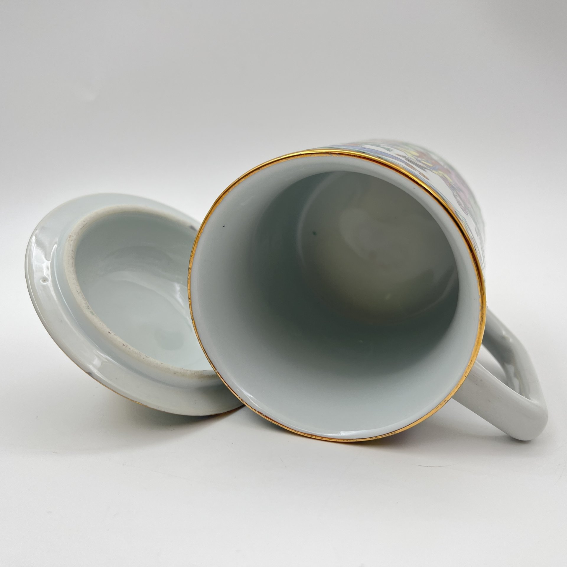 Чашка (бокал) с крышкой для заваривания чая "Знакомство в саду", фарфор, деколь, подрисовка, золочение, Китай, 1960-1980 гг.