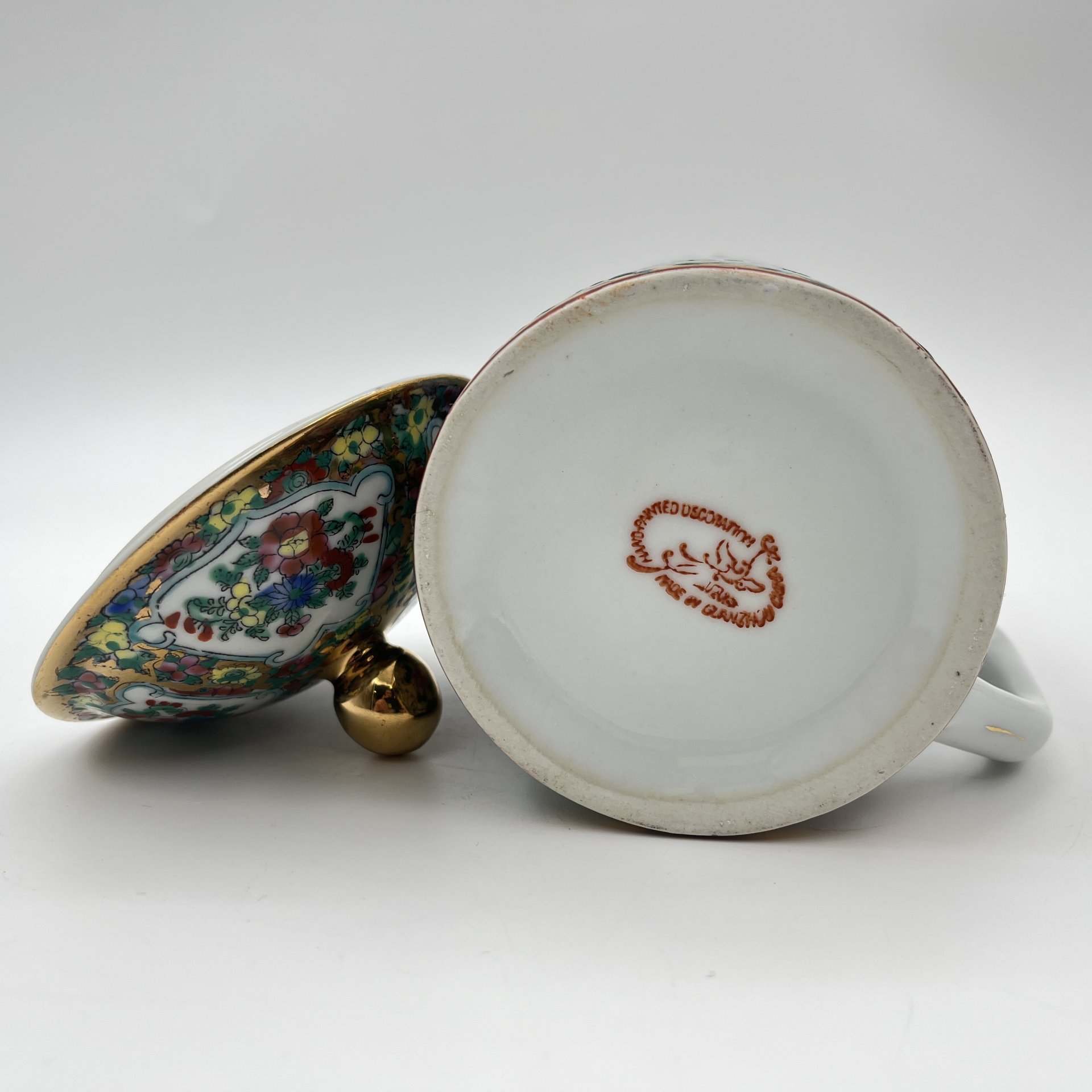 Чашка (бокал) с крышкой для заваривания чая "Знакомство в саду", фарфор, деколь, подрисовка, золочение, Китай, 1960-1980 гг.