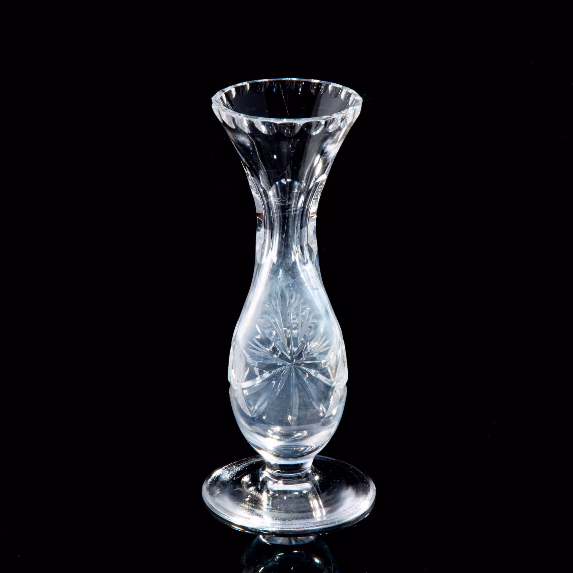 Ваза миниатюрная с рельефным декором, стекло, резьба, СССР, 1970-1990 гг.