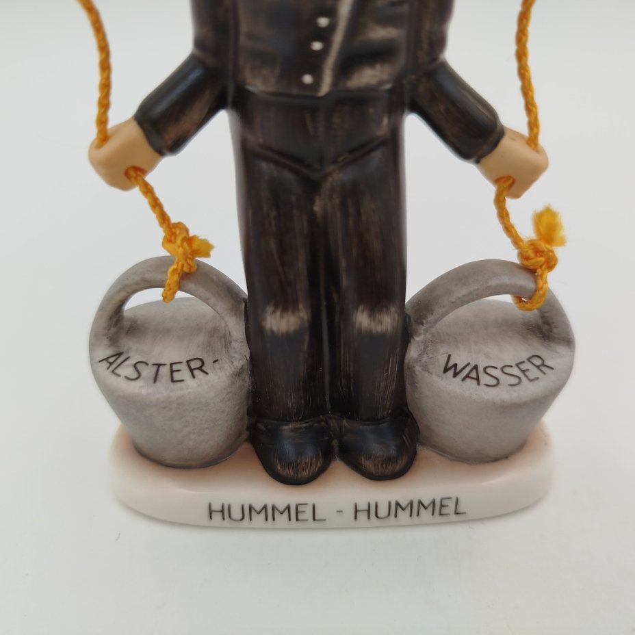 Статуэтка "Водонос (Alster Wasser)",  M.I. Hummel  Membership, фарфор, роспись, Goebel, Goebel