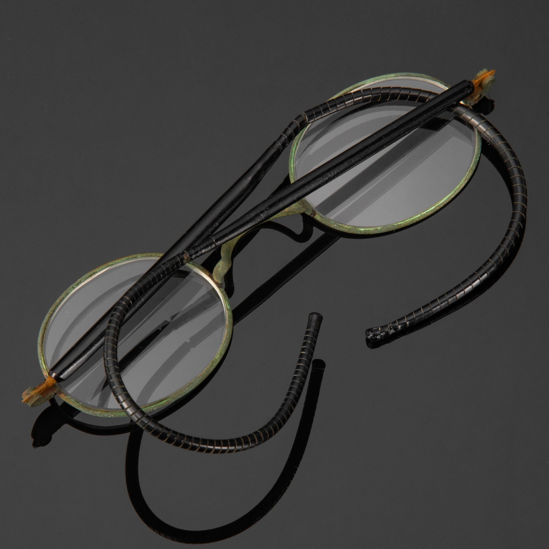 Очки с гибкими дужками в оригинальном футляре, стекло, металл, картон, Западная Европа, 1900-1940 гг.