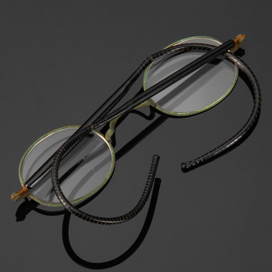 Очки с гибкими дужками в оригинальном футляре, стекло, металл, картон, Западная Европа, 1900-1940 гг.