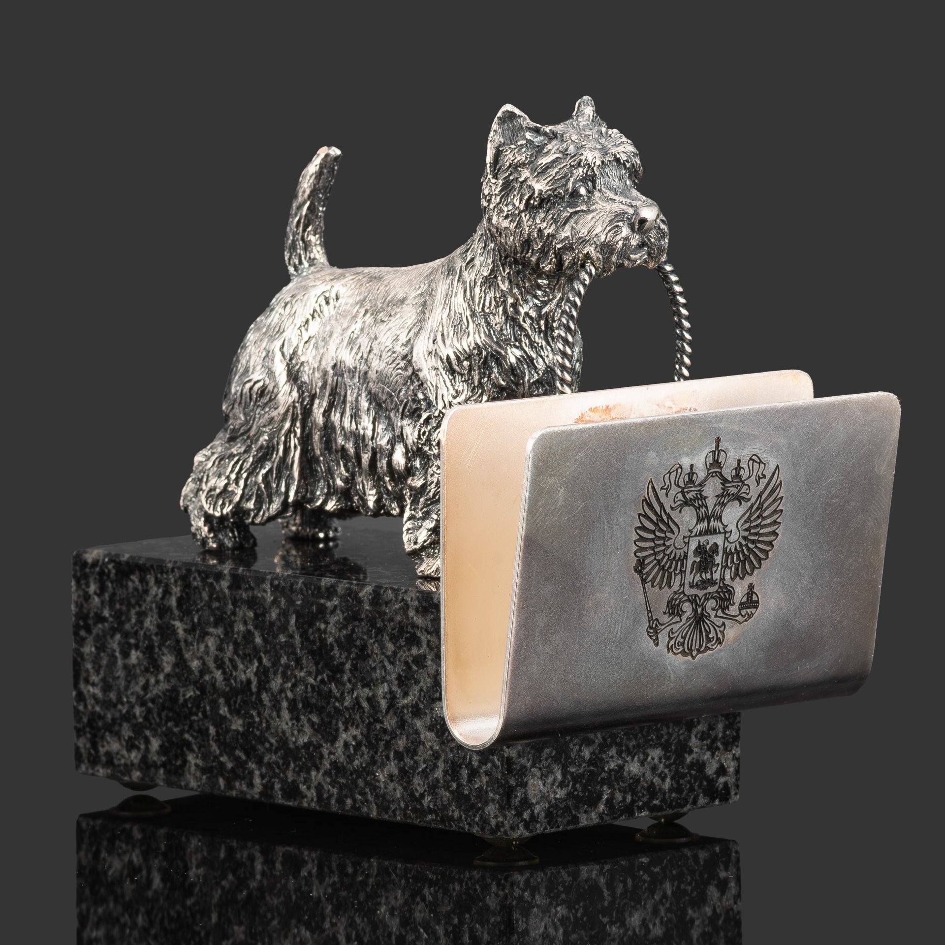 Визитница для руководителя в виде скульптурной композиции терьера с изображением государственной символики в подарочном кофре