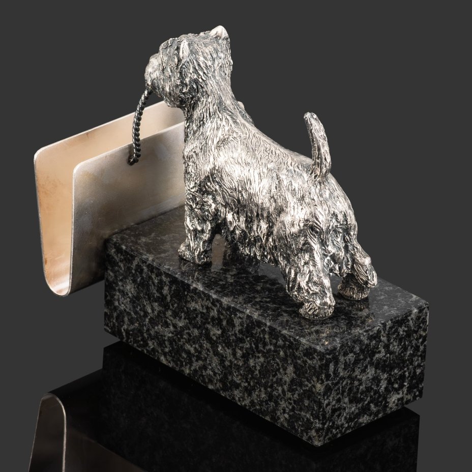 Визитница для руководителя в виде скульптурной композиции терьера с изображением государственной символики в подарочном кофре