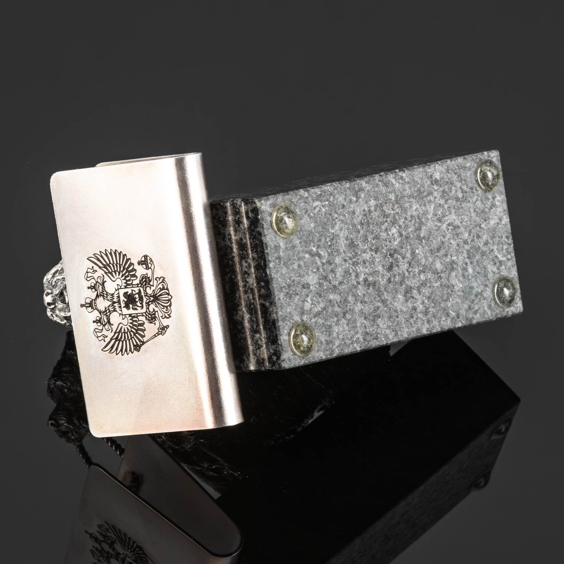 Визитница для руководителя в виде скульптурной композиции терьера с изображением государственной символики в подарочном кофре