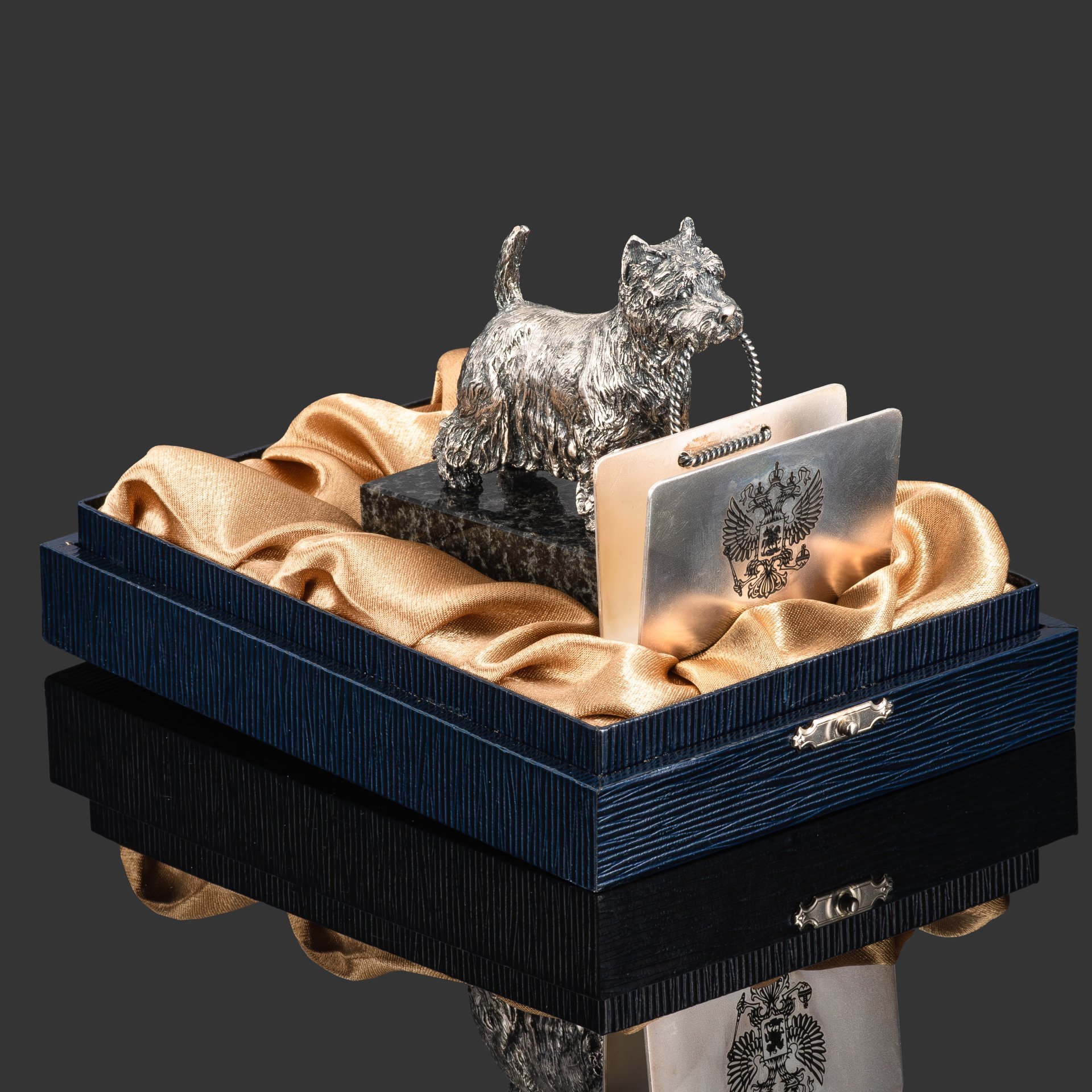 Визитница для руководителя в виде скульптурной композиции терьера с изображением государственной символики в подарочном кофре