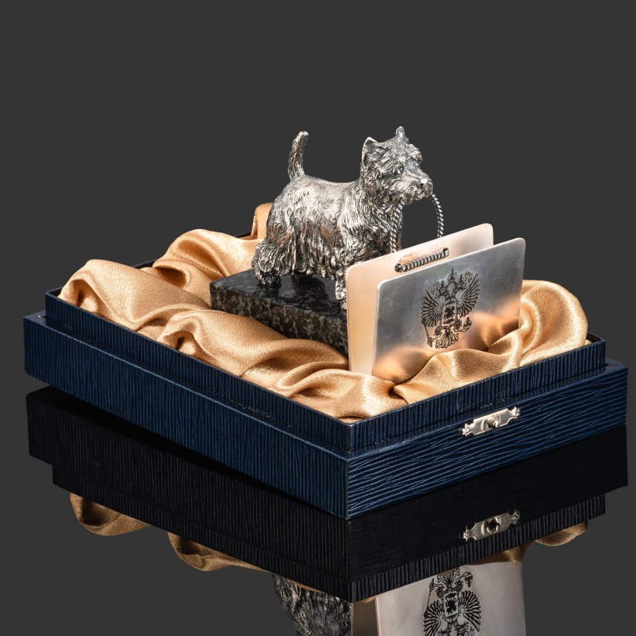 Визитница для руководителя в виде скульптурной композиции терьера с изображением государственной символики в подарочном кофре