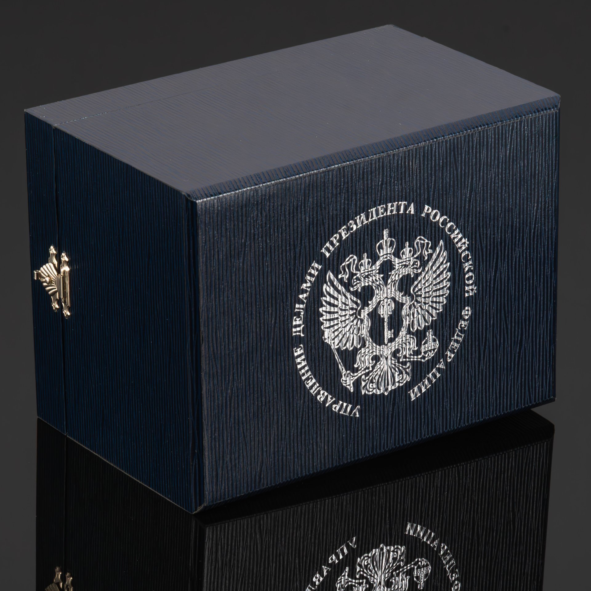 Визитница для руководителя в виде скульптурной композиции терьера с изображением государственной символики в подарочном кофре