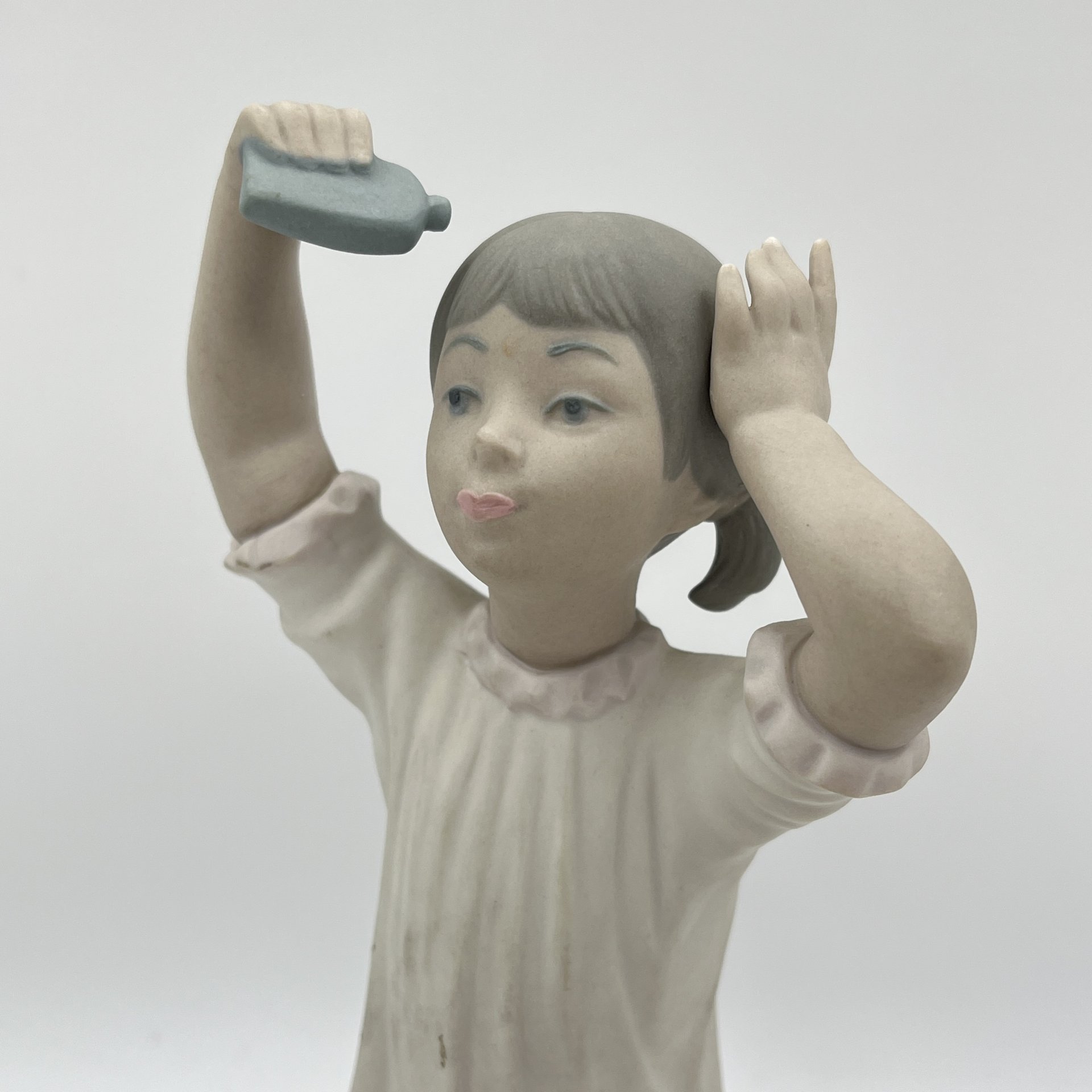 Статуэтка "Девочка прихорашивается", Lladro