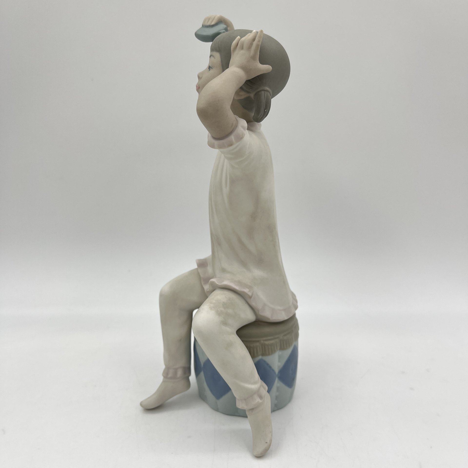 Статуэтка "Девочка прихорашивается", Lladro
