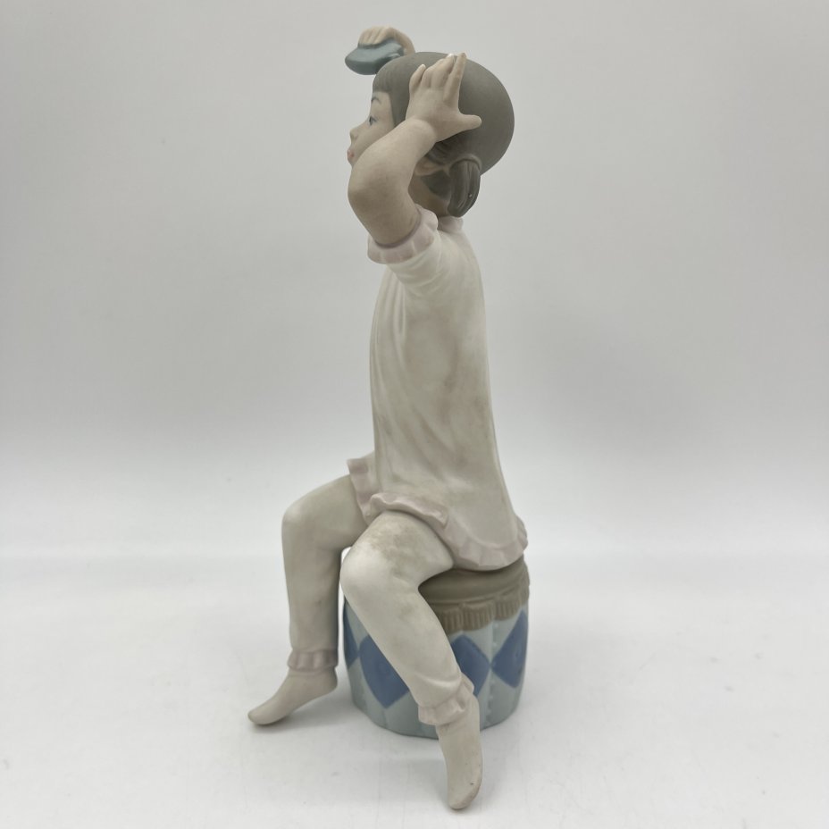 Статуэтка "Девочка прихорашивается", Lladro