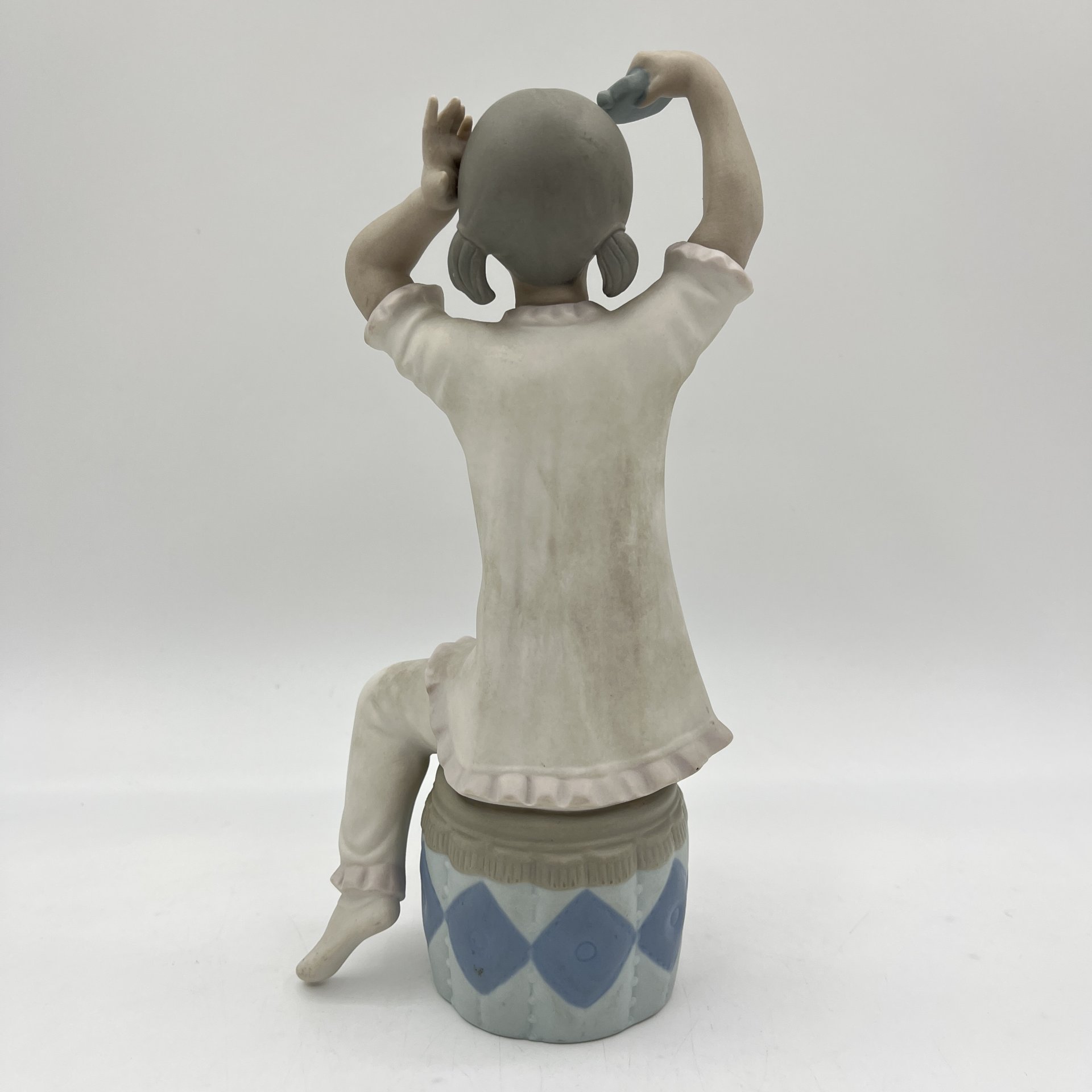 Статуэтка "Девочка прихорашивается", Lladro