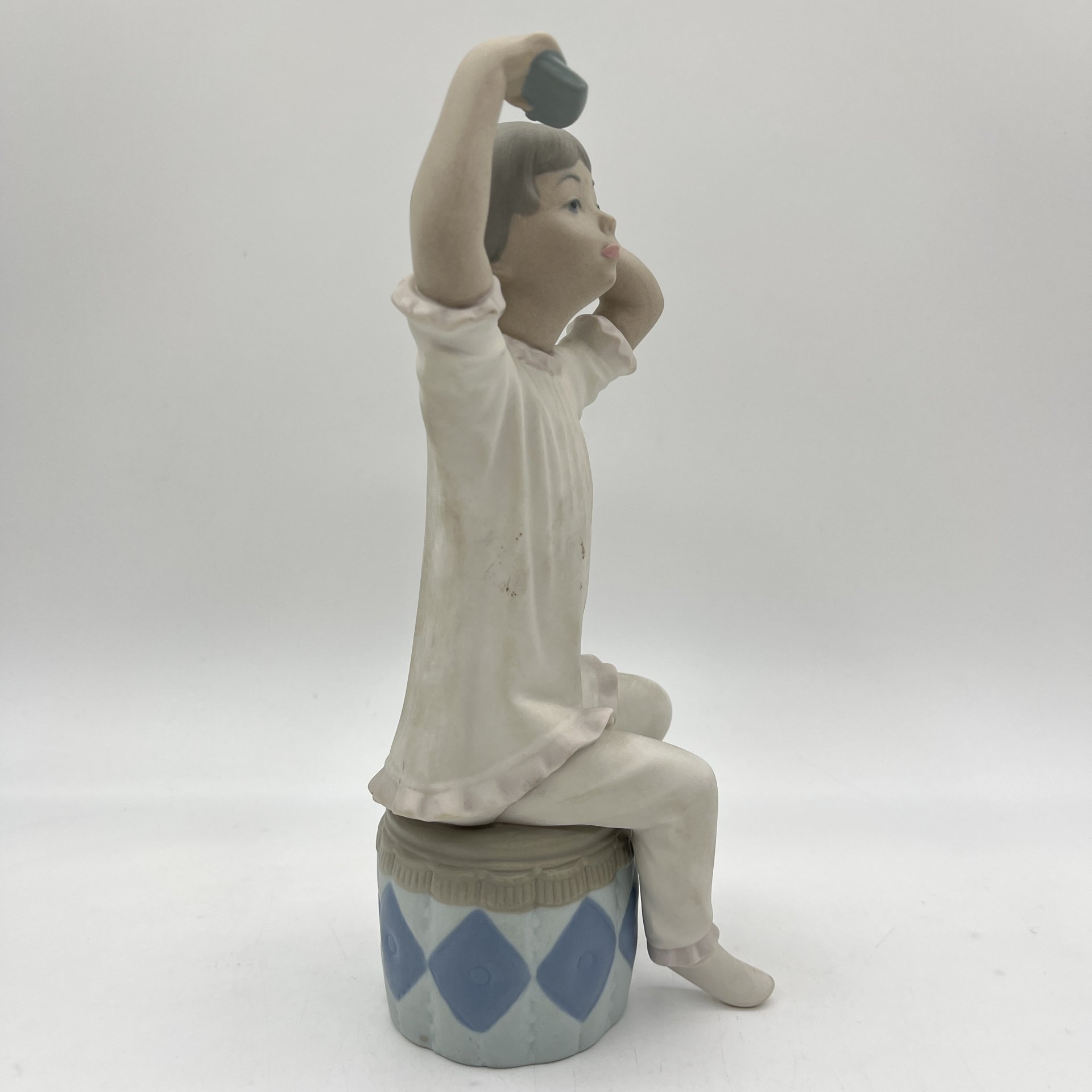 Статуэтка "Девочка прихорашивается", Lladro