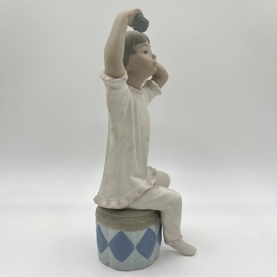 Статуэтка "Девочка прихорашивается", Lladro