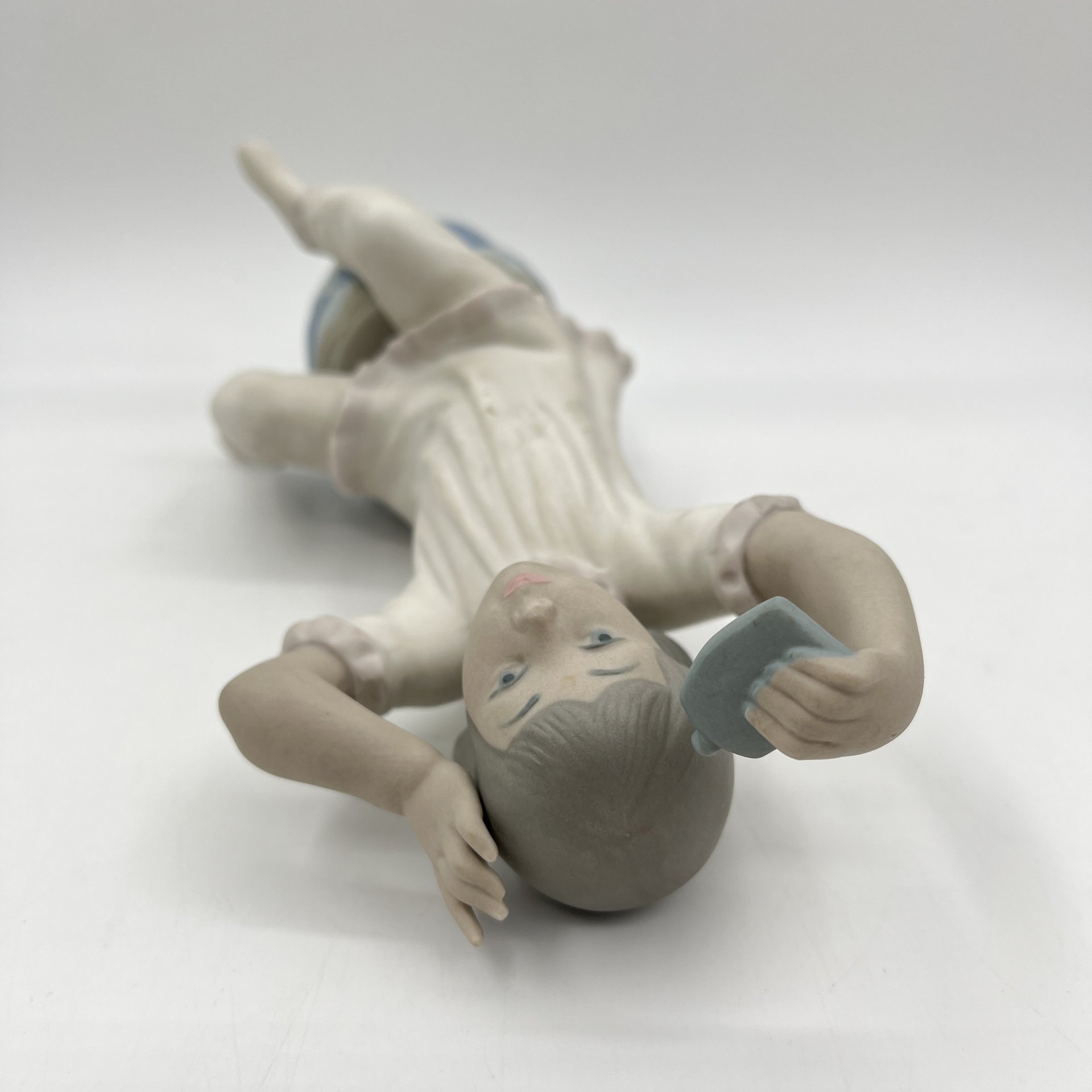 Статуэтка "Девочка прихорашивается", Lladro