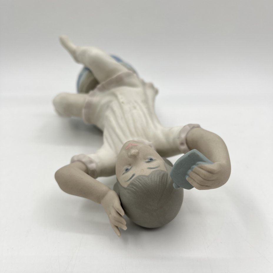 Статуэтка "Девочка прихорашивается", Lladro