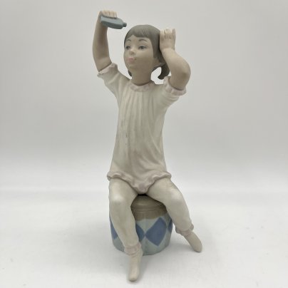 Статуэтка "Девочка прихорашивается", Lladro
