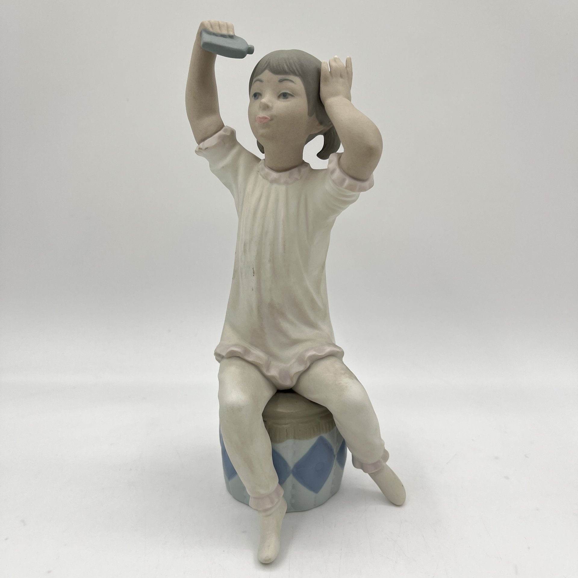 Статуэтка "Девочка прихорашивается", Lladro