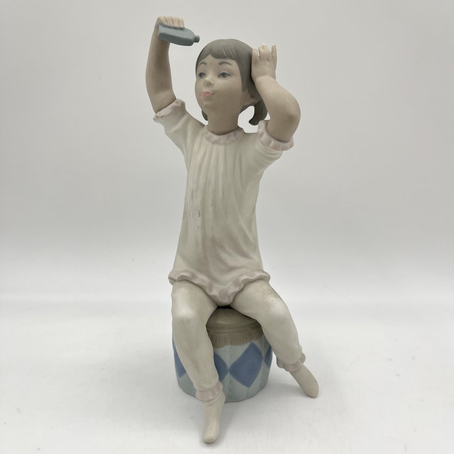 Статуэтка "Девочка прихорашивается", Lladro