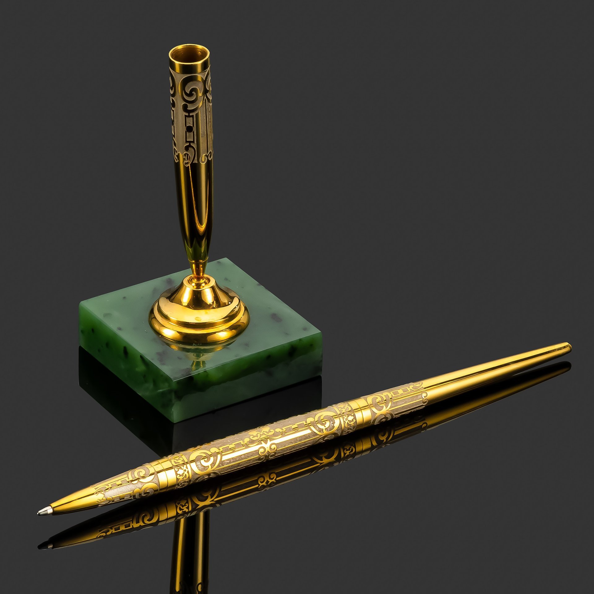Ручка с орнаментальным декором на подставке из нефрита в подарочной коробке, латунь, нефрит, золочение, Златоуст, Российская Федерация, 2025 г.