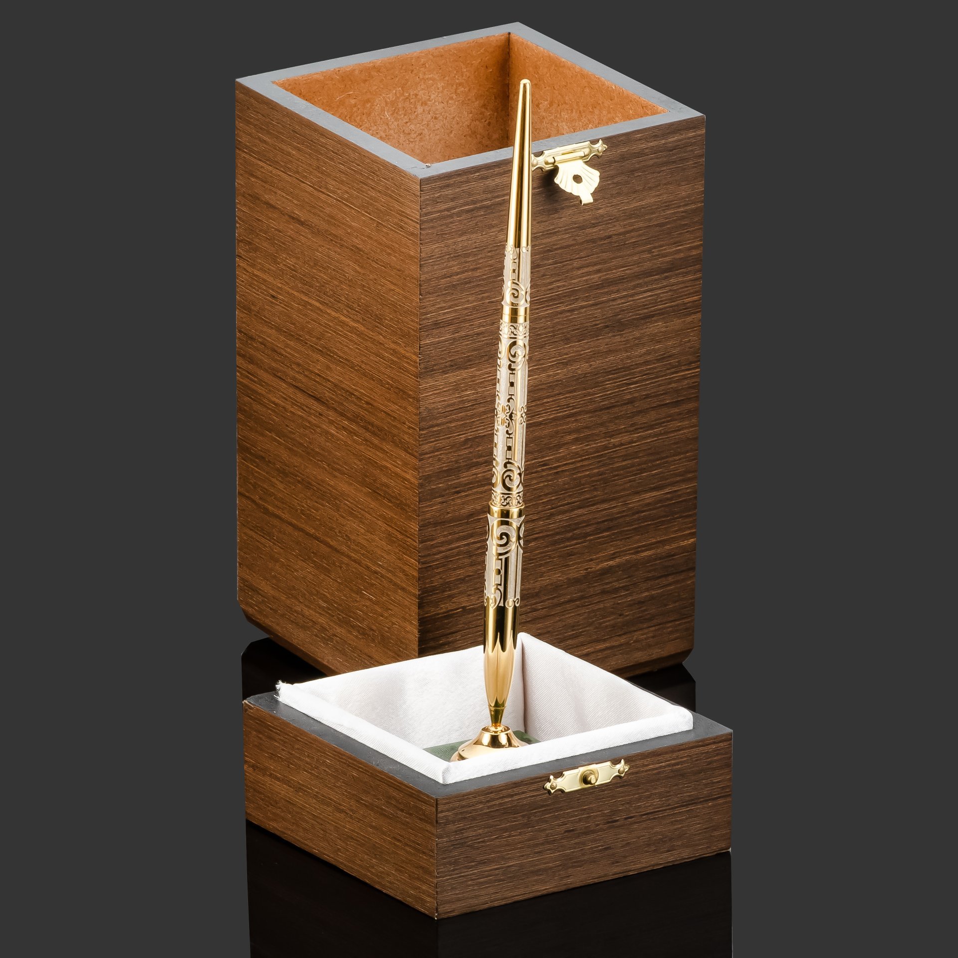 Ручка с орнаментальным декором на подставке из нефрита в подарочной коробке, латунь, нефрит, золочение, Златоуст, Российская Федерация, 2025 г.