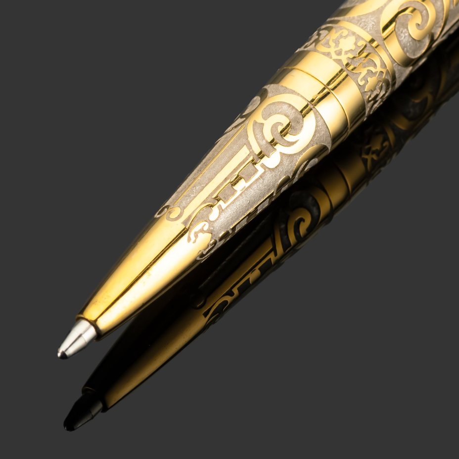 Ручка с орнаментальным декором на подставке из нефрита в подарочной коробке, латунь, нефрит, золочение, Златоуст, Российская Федерация, 2025 г.