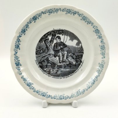 Тарелка десертная из серии "Poissons et Pêcheurs" ("Рыба и рыбаки"), фаянс, деколь, Manufacture des Emaux de Longwy 1798, Франция, 1888-1925 гг.