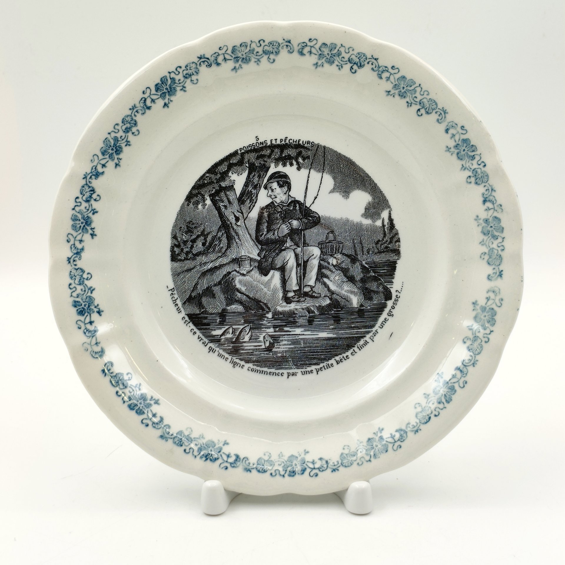 Тарелка десертная из серии "Poissons et Pêcheurs" ("Рыба и рыбаки"), фаянс, деколь, Manufacture des Emaux de Longwy 1798, Франция, 1888-1925 гг.