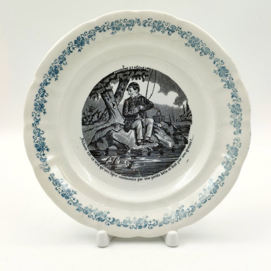 Тарелка десертная из серии "Poissons et Pêcheurs" ("Рыба и рыбаки"), фаянс, деколь, Manufacture des Emaux de Longwy 1798, Франция, 1888-1925 гг.
