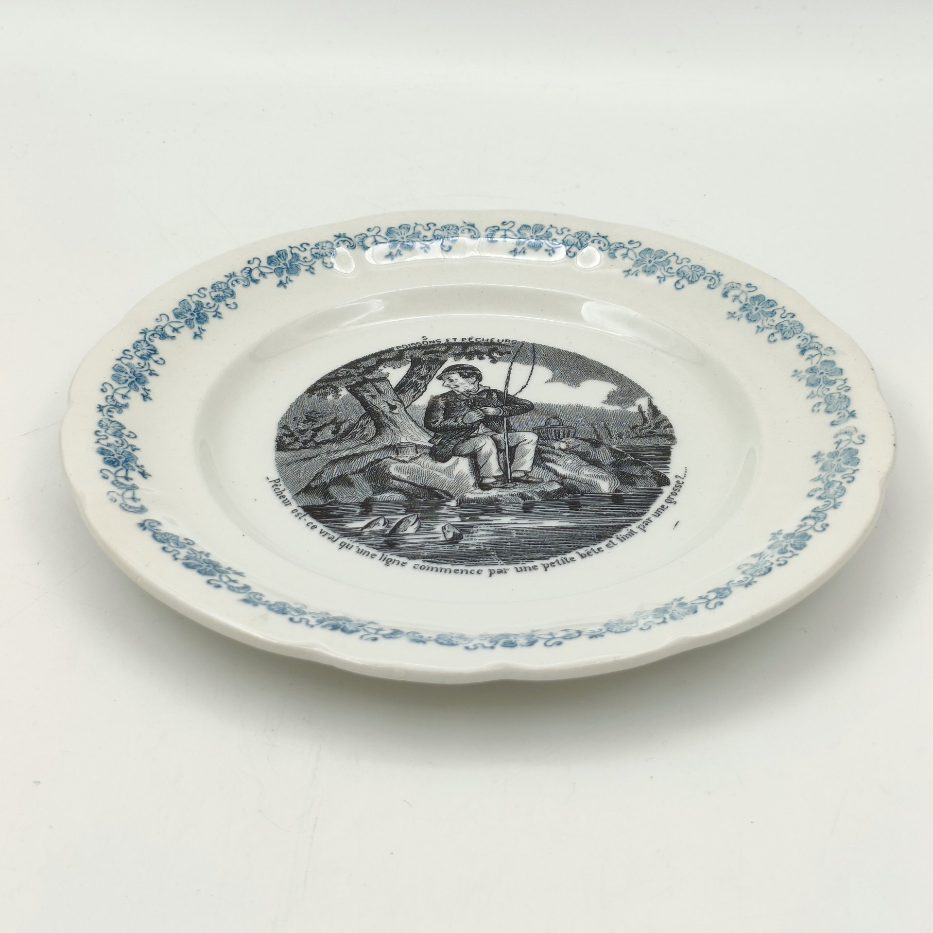 Тарелка десертная из серии "Poissons et Pêcheurs" ("Рыба и рыбаки"), фаянс, деколь, Manufacture des Emaux de Longwy 1798, Франция, 1888-1925 гг.