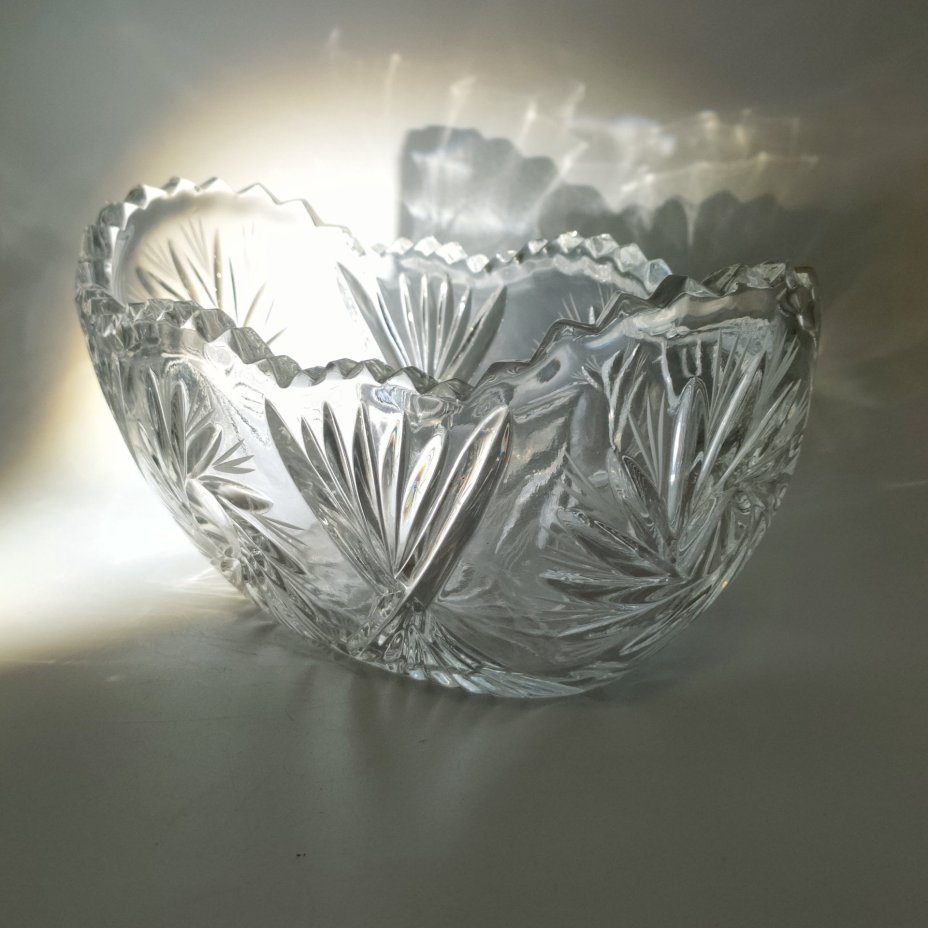 Салатник в форме ладьи с резным декором