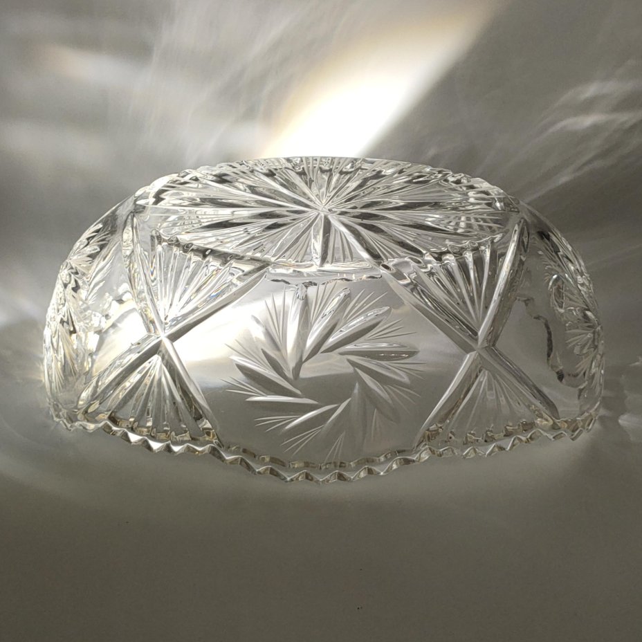 Салатник в форме ладьи с резным декором