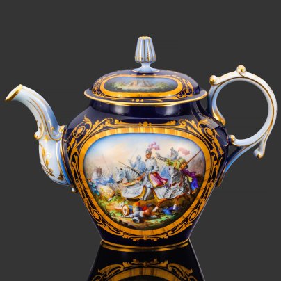 Чайник с батальным сюжетом "Битва при Аньяделло" (Bataille d'Agnadel) (выполнена для дворца Тюильри "Chateau des Tuileries"), фарфор, крытье кобальтом, золочение, цировка, роспись, Севрская фарфоровая мануфактура (Sevres), Франция, 1844 г.