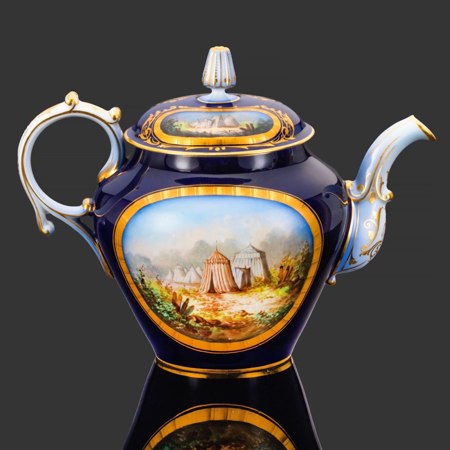 Чайник с батальным сюжетом "Битва при Аньяделло" (Bataille d'Agnadel) (выполнена для дворца Тюильри "Chateau des Tuileries"), фарфор, крытье кобальтом, золочение, цировка, роспись, Севрская фарфоровая мануфактура (Sevres), Франция, 1844 г.