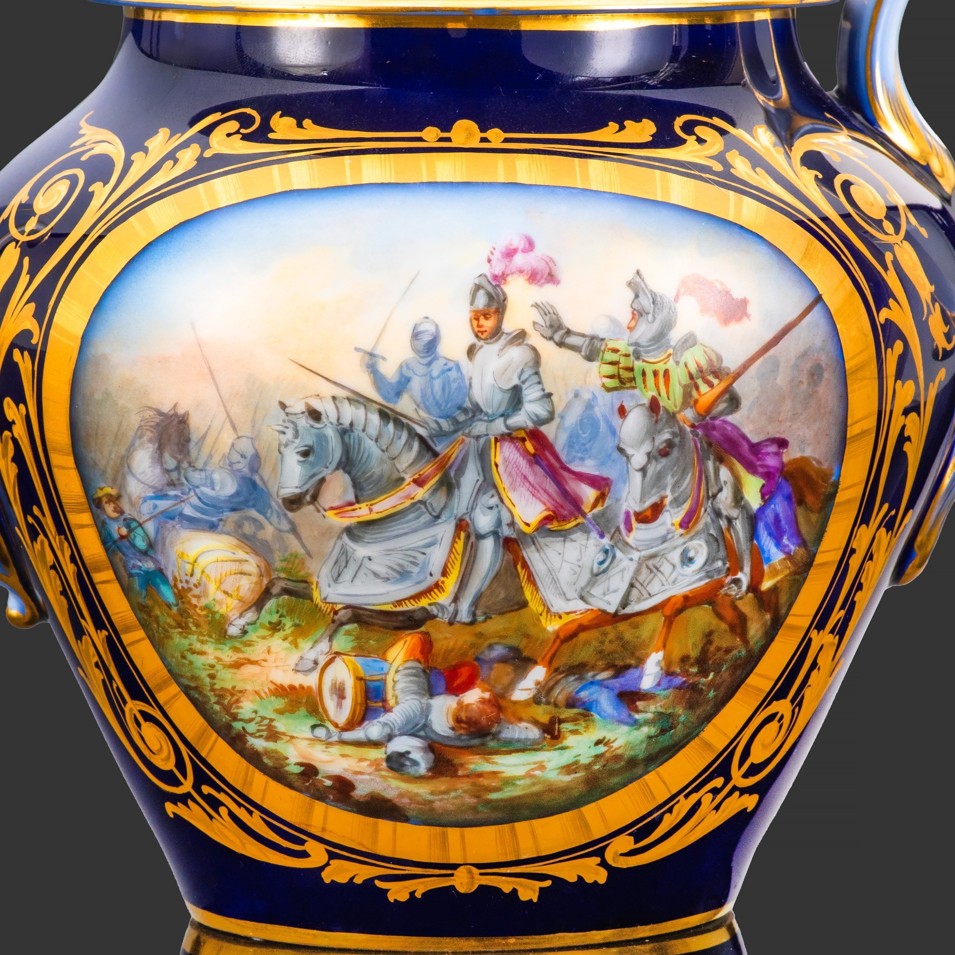 Чайник с батальным сюжетом "Битва при Аньяделло" (Bataille d'Agnadel) (выполнена для дворца Тюильри "Chateau des Tuileries"), фарфор, крытье кобальтом, золочение, цировка, роспись, Севрская фарфоровая мануфактура (Sevres), Франция, 1844 г.