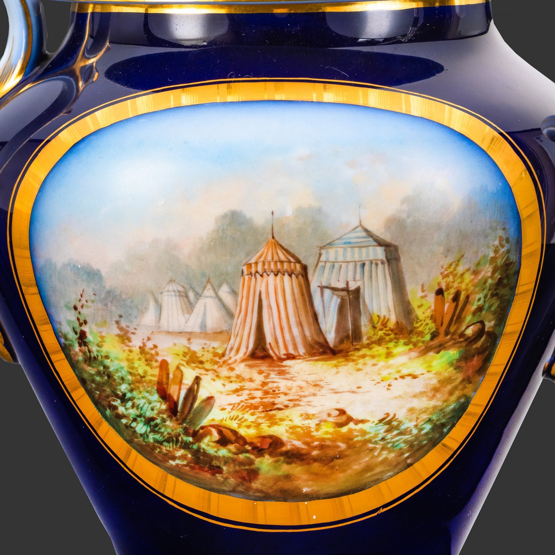 Чайник с батальным сюжетом "Битва при Аньяделло" (Bataille d'Agnadel) (выполнена для дворца Тюильри "Chateau des Tuileries"), фарфор, крытье кобальтом, золочение, цировка, роспись, Севрская фарфоровая мануфактура (Sevres), Франция, 1844 г.