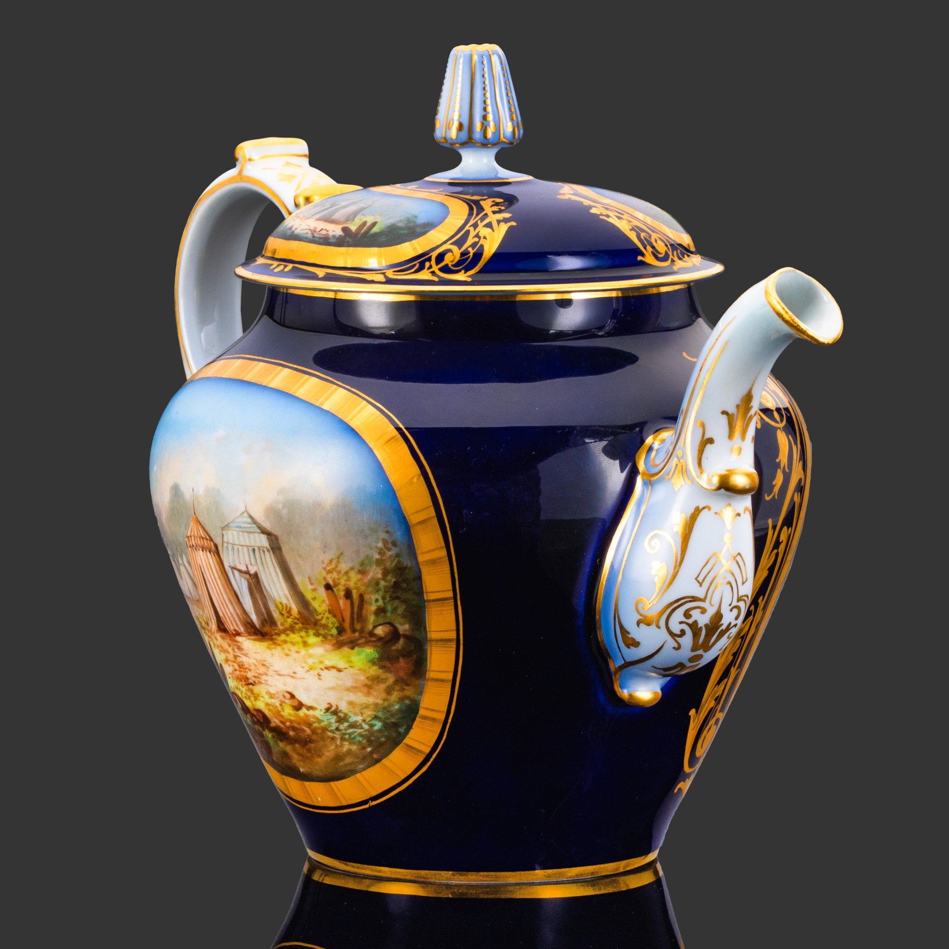 Чайник с батальным сюжетом "Битва при Аньяделло" (Bataille d'Agnadel) (выполнена для дворца Тюильри "Chateau des Tuileries"), фарфор, крытье кобальтом, золочение, цировка, роспись, Севрская фарфоровая мануфактура (Sevres), Франция, 1844 г.